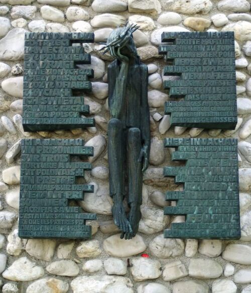 Tablica umieszczona w 1972 r. w Dachau, na ścianie Kaplicy Śmiertelnego Lęku Pana Jezusa, ufundowana przez polskich kapłanów, którzy przeżyli obozowe piekło