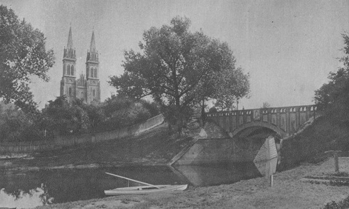Most na Zgłowiączce we Włocławku, w tle widoczne wieże bazyliki katedralnej. Fot. z okresu międzywojennego ze zbiorów Narodowego Archiwum Cyfrowego