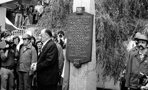 Ceremonia odsłonięcia Czerwcowej tablicy pamiątkowej przed Fabryką Lokomotyw i Wagonów HCP, 27 czerwca 1981 r. Uczestnicy uroczystości zgromadzeni wokół tablicy umieszczonej na cokole. Na tablicy inskrypcja: 28 VI 1956 – 28 VI 1981. W 25-tą rocznicę robotniczego protestu pracowników Fabryki Wagonów dla pamięci żyjącym a ku przestrodze potomnym wyrazy hołdu bohaterom Czerwca składa NSZZ Solidarność Fabryki Lokomotyw i Wagonów.