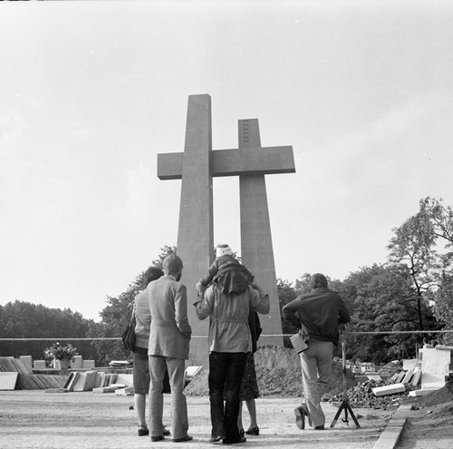 Montaż pomnika Poznańskiego Czerwca 1956 na pl. Mickiewicza, czerwiec 1981 r. Grupa kilku osób przed placem budowy monumentu.