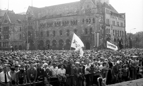 Uroczystość odsłonięcia pomnika Poznańskiego Czerwca 1956 na pl. Mickiewicza, 28 czerwca 1981 r. Licznie zgromadzeni ludzie przebywający w wyznaczonym sektorze. Widoczne m.in. flagi z napisem Solidarność.