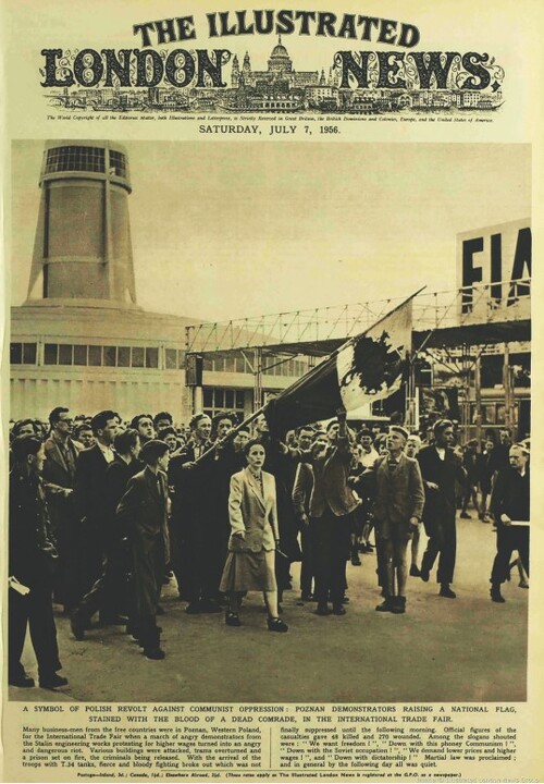 Strona z gazety „The Illustrated London News”, na której jest zdjęcie maszerujących robotników, niosących zakrwawioną, biało-czerwoną flagę. Pod zdjęciem anglojęzyczny tekst.