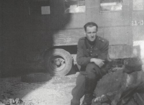 Zdjęcie mężczyzny w mundurze, wykonane na tle samochodu ciężarowego