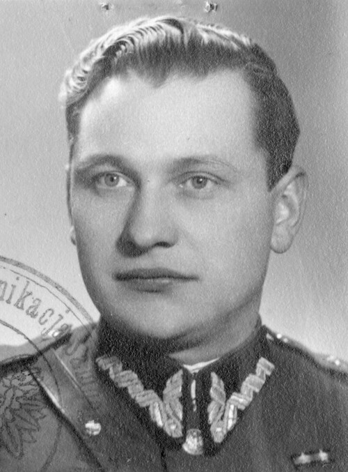 Zdjęcie portretowe młodego mężczyzny w mundurze