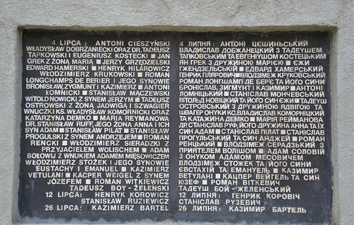 Tablica na pomniku powstałym w 1991 r. na Wzgórzach Wuleckich we Lwowie. Napisy w językach polskim i ukraińskim przedstawiają daty oraz imiona i nazwiska ofiar.