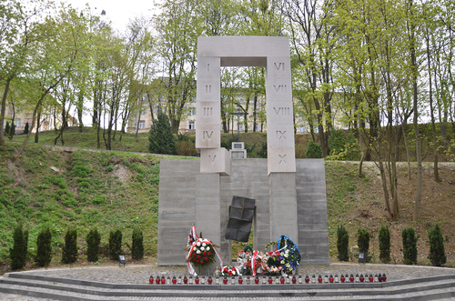 Pomnik odsłonięty w 2011 r. na Wzgórzach Wuleckich we Lwowie. Pomnik w kształcie bramy z betonowych bloków symbolizujących poszczególne przykazania chrześcijańskiego dekalogu. Blok oznaczony rzymską cyfrą V (5) jest częściowo wysunięty, co symbolizuje złamanie piątego przykazania. Za bramą znajduje się przejście z przybitą do niego kartką, na której widnieje odręczny niemieckojęzyczny rozkaz „rozstrzelać”.