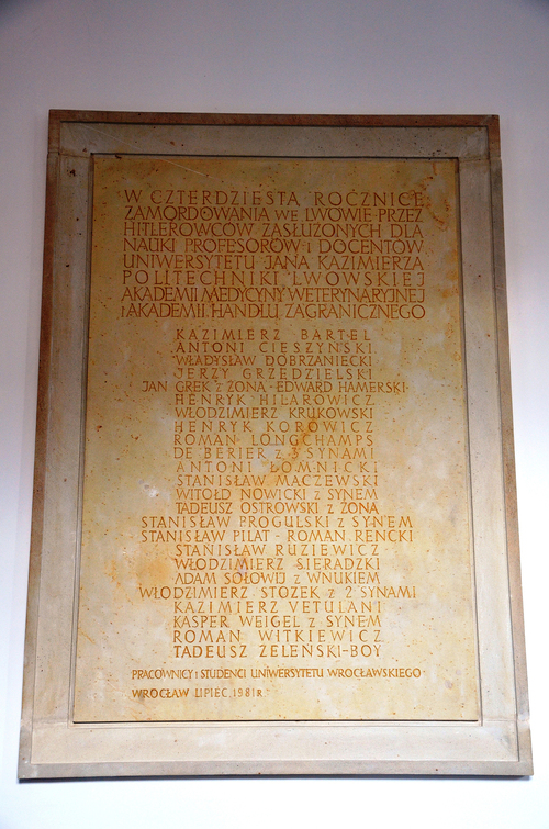 Tablica odsłonięta w 1981 r. w korytarzu gmachu głównego Uniwersytetu Wrocławskiego, fot. Stanisław A. Bogaczewicz (IPN)