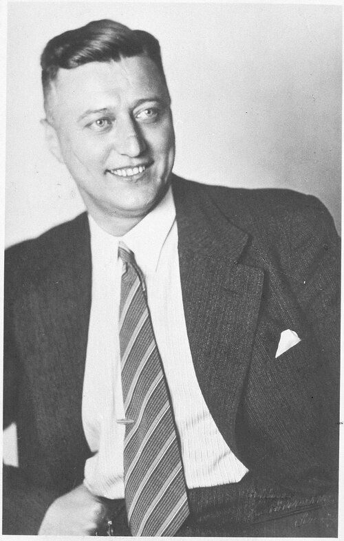 Zdjęcie portretowe Eberharda Schöngartha. Elegancko ubrany mężczyzna z promiennym uśmiechem na twarzy.