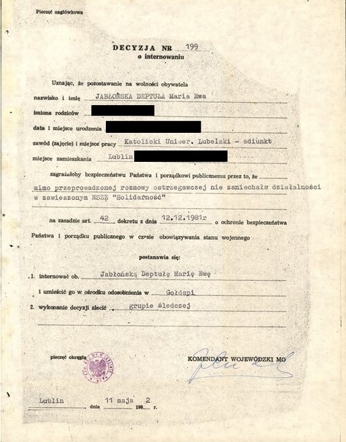 Decyzja o internowaniu w stanie wojennym, w Ośrodku Odosobnienia w Gołdapi, Ewy Jabłońskiej-Deptuły, z 11 maja 1982 r., podpisana przez Komendanta Wojewódzkiego MO w Lublinie. Fotokopia dokumentu maszynowego.