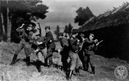 Żołnierze 5. Wileńskiej Brygady AK podczas chwili odpoczynku w czasie postoju we wsi, 1945 r. Na odwrocie napis: „Taka sobie bijatyka”. Fot. AIPN