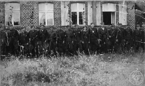 Szwadron Leona Smoleńskiego „Zeusa” (pierwszy z lewej), 5. Wileńska Brygada AK, Pomorze, jesień 1946 r. Fot. AIPN