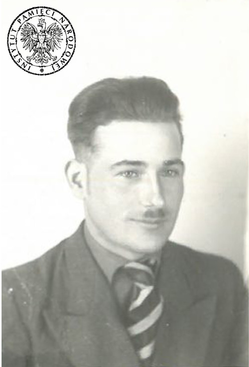 Bolesław Częścik, prawdopodobnie około 1947 roku. Młody mężczyzna o pociągłej twarzy, gęstych, zaczesanych do tyłu włosach i niedużych wąsach, pod którymi rysują się lekko uśmiechające się usta. Mężczyzna ubrany jest w marynarkę, spod której widać ciemną koszulę i kolorowy krawat.