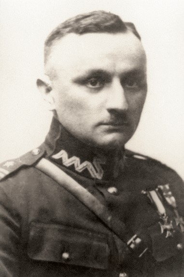 Kazimierz Putek, komendant Podokręgu Armii Krajowej Rzeszów. Młody mężczyzna w mundurze oficera Wojska Polskiego, z odkrytą głową, niedużymi wąsami i orderami na piersi.