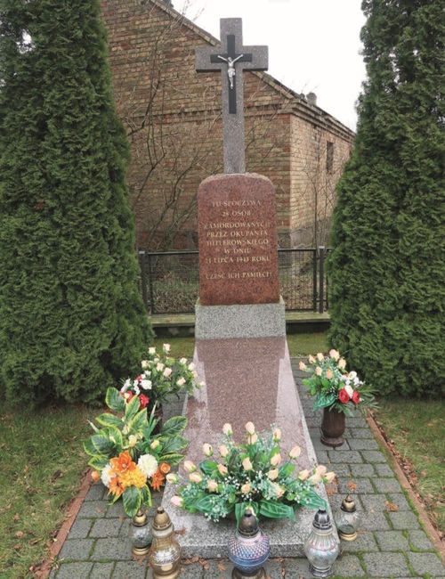Pomnik wzniesiony na zbiorowym grobie ofiar pacyfikacji Wnor-Wand. Fot. Paweł Niziołek