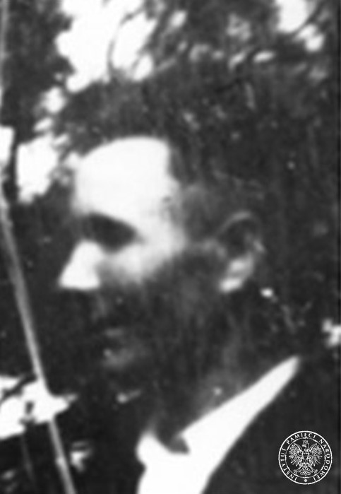 Józef Lipnicki na zdjęciu, ale słabszej jakości: mężczyzna (ujęcie z profilu) o nieco rozchwianych włosach, w białej koszuli.