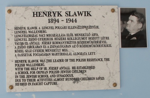 Tablica pamiątkowa na cmentarzu w Vácu poświęcona Henrykowi Sławikowi. Inskrypcja w języku węgierskim.