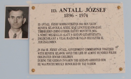 Tablica pamiątkowa na cmentarzu w Vácu poświęcona Jozsefowi Antallowi. Inskrypcja w języku węgierskim.