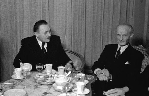 Bolesław Bierut i Julian Tuwim siedzą przy stoliku