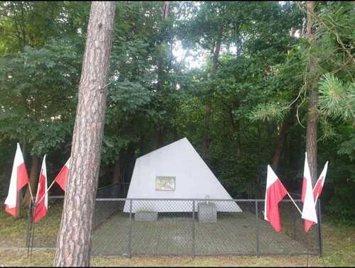 Pomnik upamiętniający ofiary niemieckich egzekucji w Lesie Wełeckim. Fot. Karolina Trzeskowska-Kubasik