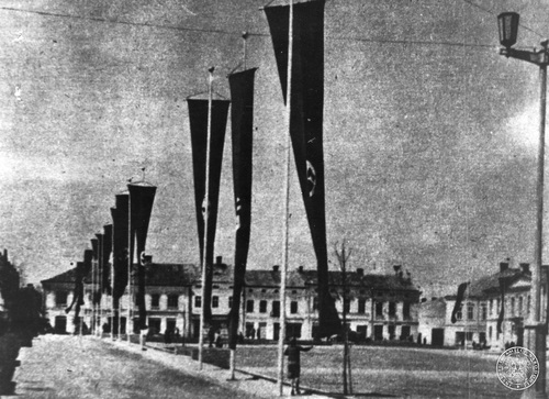 Jasło pod okupacją niemiecką. Rynek udekorowany flagami hitlerowskimi, 1939-1945 r. Fot. z zasobu AIPN