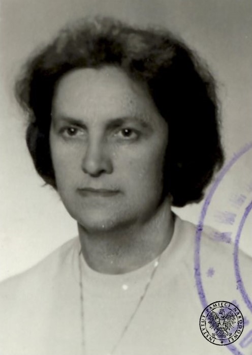 Kazimiera Nalepa na zdjęciu z akt paszportowych z 1975 roku: kobieta w średnim wieku, o gęstych, lekko pofalowanych, ciemnych włosach, ubrana w białą bluzkę, z częściowo tylko widocznym, zawieszonym na szyi, wisiorkiem.