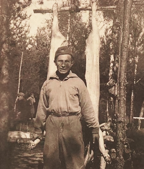 Tadeusz Różewicz po przybyciu do oddziału AK w sierpniu 1943 r. Zdjęcie mężczyzny w lesie.