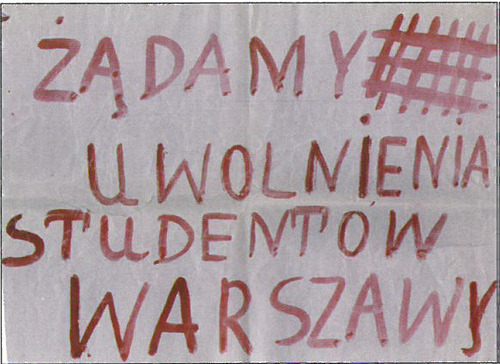 Plakat umieszczony na budynku Akademii Medycznej w Białymstoku w dniu 13 marca 1968 r. Napis: ŻĄDAMY UWOLNIENIA STUDENTÓW WARSZAWY.