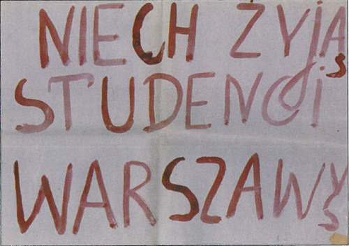 Plakat umieszczony na budynku Akademii Medycznej w Białymstoku w dniu 13 marca 1968 r. Napis: NIECH ŻYJĄ STUDENCI WARSZAWY.