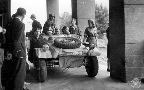 Powstanie Warszawskie na Mokotowie, wrzesień 1944 roku. Grupa powstańców w zdobycznym niemieckim samochodzie wojskowym VW Kübelwagen na podjeździe przed Szpitalem Sióstr Elżbietanek przy ulicy Goszczyńskiego 1.
