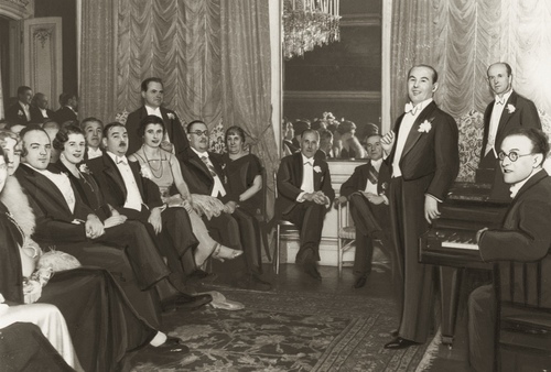 Jan Gawroński (stoi pierwszy z prawej) na przyjęciu, które wydał w Wiedniu na cześć Jana Kiepury (stoi drugi z prawej), 1936 r. (fot. NAC)