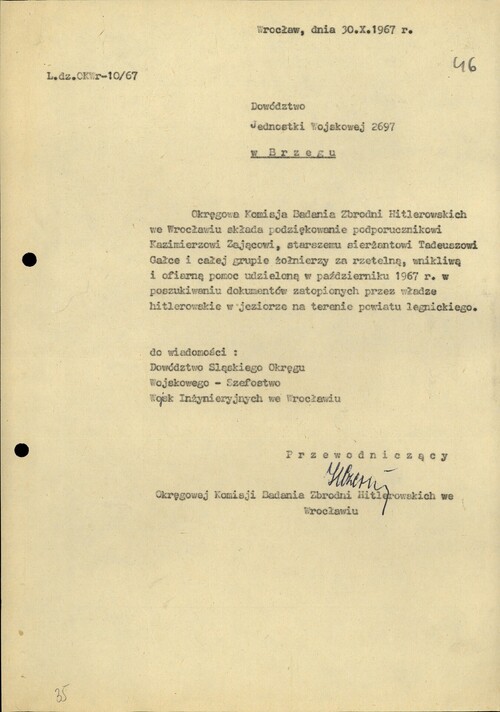 Obraz dokumentu - podziękowań Okręgowej Komisji Badania Zbrodni Hitlerowskich we Wrocławiu dla żołnierzy pomagających w poszukiwaniu dokumentów, które miały zostać zatopione przez Niemców podczas II wojny w jeziorze niedaleko Legnicy. Dokument datowany jest na 30 października 1967 roku.
