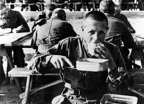 Posiłek w obozie w Tockoje, 1941-1942 r. Fot. z zasobu NAC
