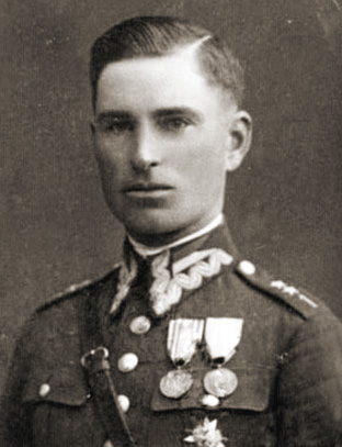 Fotografia portretowa rtm. Narcyza Łopianowskiego ps. Sarna. Mężczyzna w mundurze z odznaczeniami.