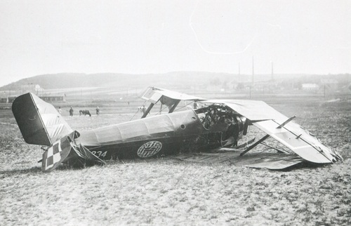 Zniszczony Camel F5234. 1 sierpnia 1921 roku myśliwiec został rozbity przez mjr. pil. Ludomiła Rayskiego. Przyczyną wypadku była awaria silnika na niewielkiej wysokości. Fot. Ze zbiorów Muzeum Lotnictwa Polskiego w Krakowie