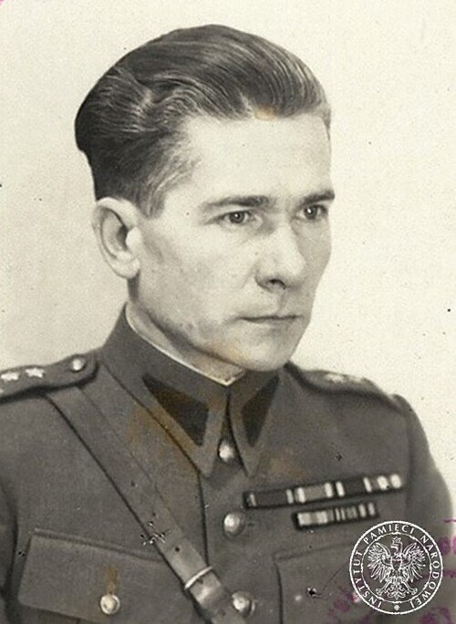 Włodzimierz Ostapowicz. Młody mężczyzna, z zaczesanymi do tyłu włosami, w mundurze oficera Wojska Polskiego.