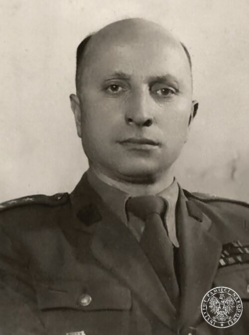 Bronisław Ochnio. Młody mężczyzna, prawie łysy, w mundurze oficera Wojska Polskiego.