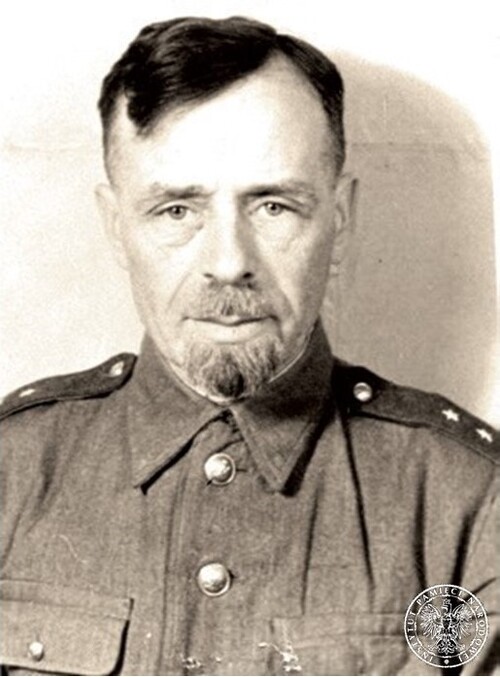 Kazimierz Stojanowski. Mężczyzna w średnim wieku, z kozią brodą i wąsami, w mundurze oficera Wojska Polskiego.