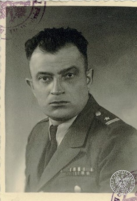 Stanisław Baraniuk. Młody mężczyzna, o lekko odstających i uszach i wysokim czole, w mundurze oficera Wojska Polskiego.