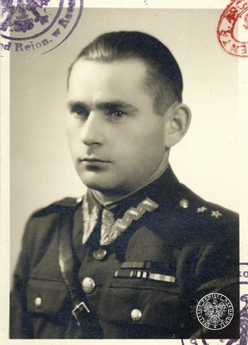Norbert Ołyński. Młody mężczyzna, o zaczesanych do tyłu włosach, w mundurze oficera Wojska Polskiego.