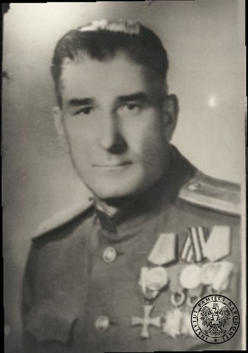 Julian Giemborek w mundurze sowieckim. Mężczyzna o wyglądzie człowieka w średnim wieku, o zaczesanych do tyłu włosach, w mundurze z przypiętymi licznymi orderami.