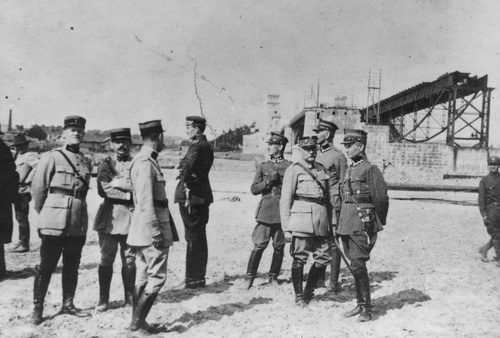 Członkowie francuskiej misji wojskowej z polskimi oficerami na plaży nad Wisła. W tle odbudowywany most Poniatowskiego, 1920 r. Fot. z zasobu NAC