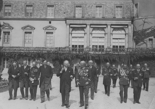 Generalny Inspektor Sił Zbrojnych RP generał Edward Rydz-Śmigły (szósty z lewej) i prezydent Francji Albert Lebrun (piąty z lewej) w towarzystwie ministra spraw zagranicznych Francji Yvon Delbosa (pierwszy z lewej), premiera Francji Leona Bluma (drugi z lewej), generała Charlesa d'Arbonneau (trzeci z lewej), ambasadora Francji w Polsce Leona Noela (czwarty z lewej), generała Wacława Stachiewicza (drugi z prawej) oraz dostojników francuskich w ogrodzie zamku Rambouillet, wrzesień 1936 r. Fot