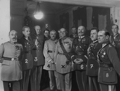 Polscy oficerowie podczas pożegnania generała Charles'a Charpy (w środku obok Konarzewskiego). Widoczni m.in. płk dypl. Bolesław Wieniawa-Długoszowski (2 z lewej), ppłk dypl. Józef Beck (1 z prawej), gen. dyw. Daniel Konarzewski (4 z prawej), płk Sergiusz Zahorski (2 z prawej), płk Tadeusz Piskor (3 z prawej), 1924 r. Fot. z zasobu NAC