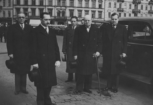 Francuski minister robót publicznych Anatole de Monzie (drugi z prawej) w towarzystwie ambasadora Francji w Polsce Leona Noela (pierwszy z prawej), oraz wiceministra komunikacji Juliana Piaseckiego (drugi z lewej) wysłuchuje hymnu narodowego Francji na pl. Piłsudskiego przed złożeniem wieńca na Grobie Nieznanego Żołnierza, 24 kwietnia 1939 r. Fot. NAC