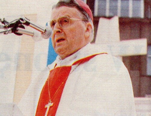 Biskup Kazimierz Majdański, ordynariusz diecezji szczecińsko-kamieńskiej w latach 1979–1992; zdjęcie z 1987 roku. Mężczyzna w szatach biskupich, z krzyżem na piersi, przemawia. Przed nim mikrofony.