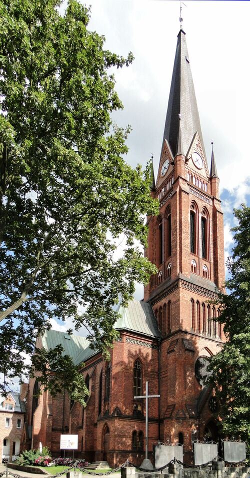 Kościół pod wezwaniem świętego Stanisława Kostki w Szczecinie. Ceglany, neogotycki kościół z bardzo wysoką wieżą.