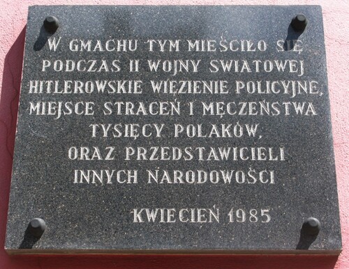 Tablica na ścianie byłego niemieckiego więzienia policyjnego przy ulicy Sterlinga w Łodzi. Na tablicy widnieją słowa: „W GMACHU TYM MIEŚCIŁO SIĘ/ PODCZAS II WOJNY ŚWIATOWEJ/ HITLEROWSKIE WIĘZIENIE POLICYJNE,/ MIEJSCE STRACEŃ I MĘCZEŃSTWA/ TYSIĘCY POLAKÓW,/ ORAZ PRZEDSTAWICIELI/ INNYCH NARODOWOŚCI/ KWIECIEŃ 1985”.