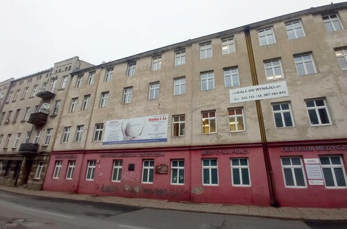 Budynek byłego niemieckiego więzienia policyjnego przy ulicy Sterlinga w Łodzi. Współczesna piętrowa zabudowa miejska przy ulicy, wykorzystywana dla potrzeb usługowych.