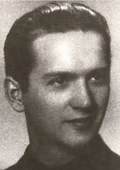 Henryk Wojtkiewicz. Młody, uśmiechający się mężczyzna o włosach zaczesanych do tyłu.