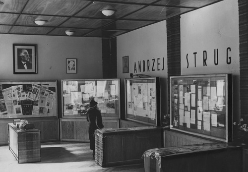 Wystawa ku czci Andrzeja Struga w Bibliotece Publicznej przy ulicy Koszykowej w Warszawie, kwiecień 1938 r. Fot. z zasobu NAC